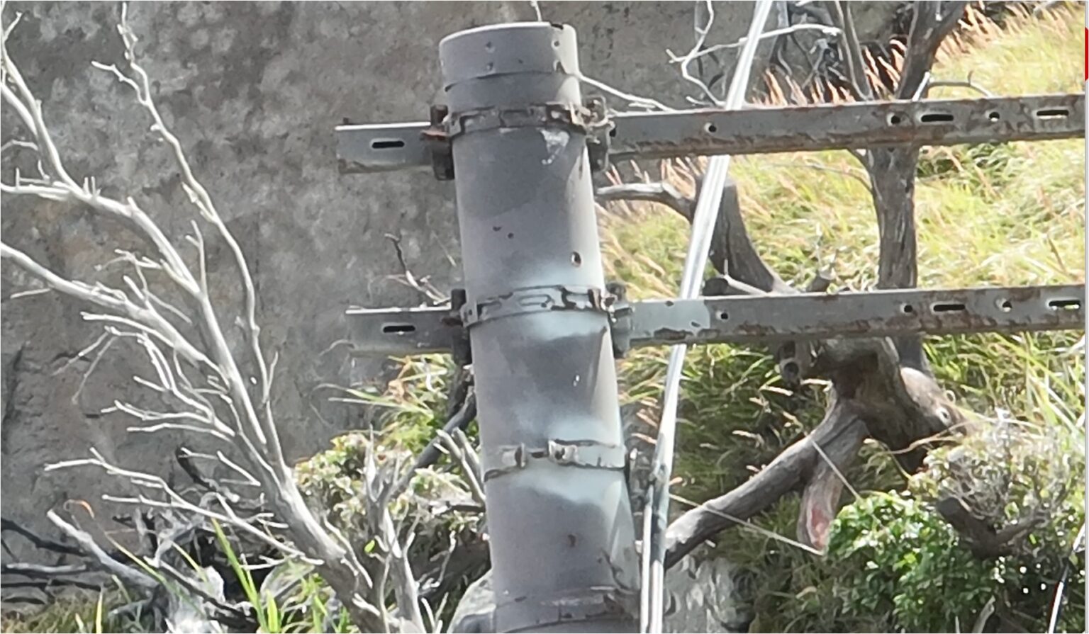 山岳地帯の支持ポールと送電ケーブル。ズーム点検の対象