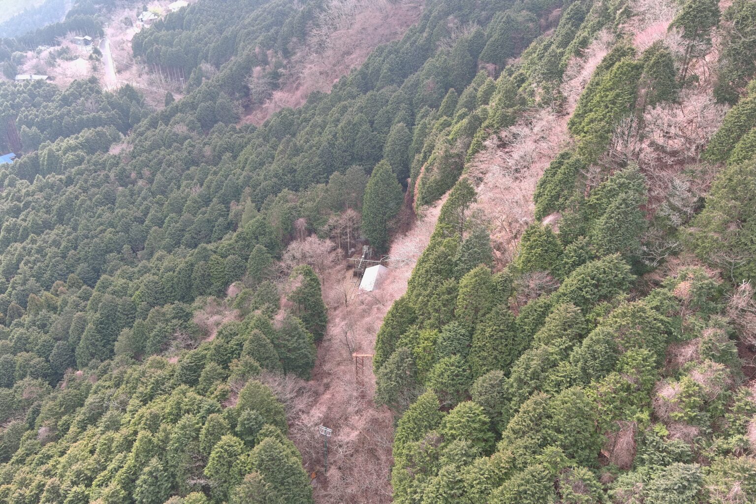 ドローンから見下ろした山中の施設。空撮による点検